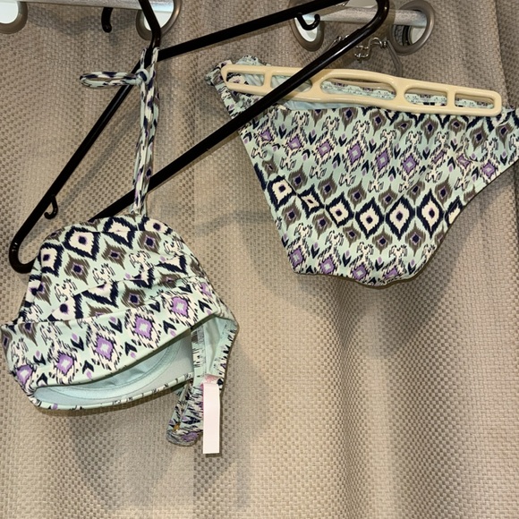 Size 32 D top with smallbottoms. Victoria’s Secret swimsuit, aqua, blue, navy, - Picture 9 of 17